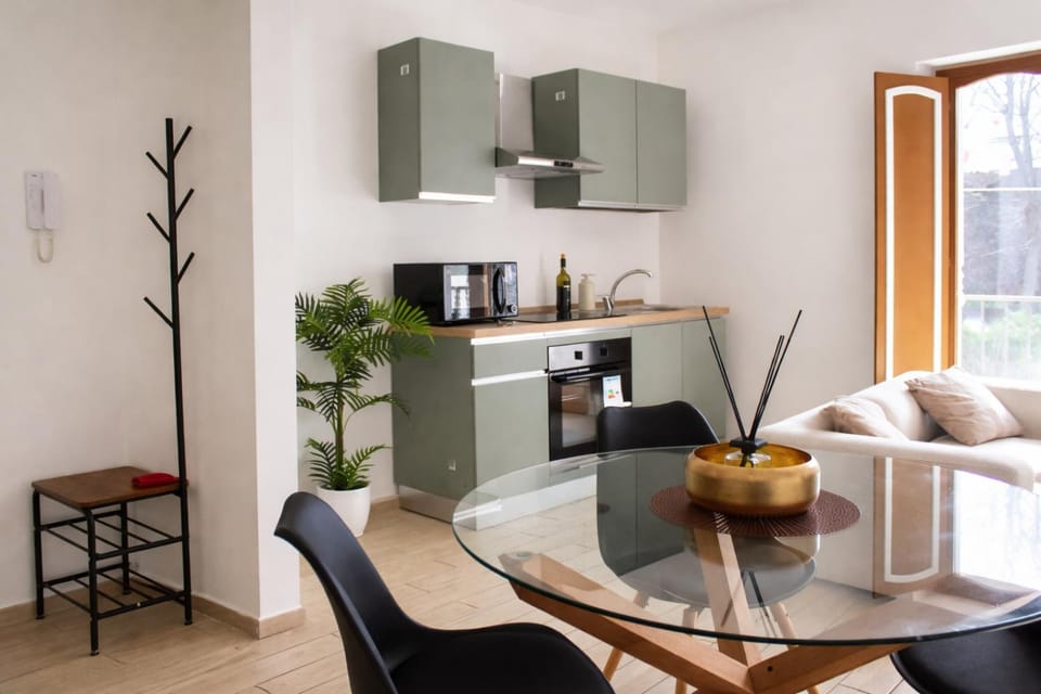 Kitchen or kitchenette, Seating area, Dining area, stove