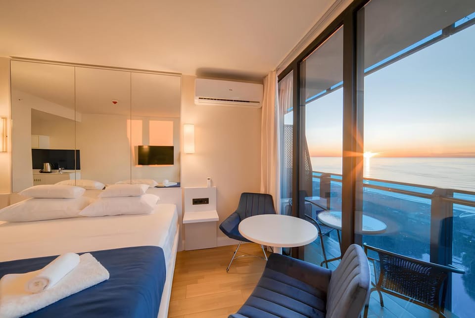 View (from property/room), Balcony/Terrace, Living room, Photo of the whole room, Seating area, Dining area, Bedroom, Sea view, air conditioner