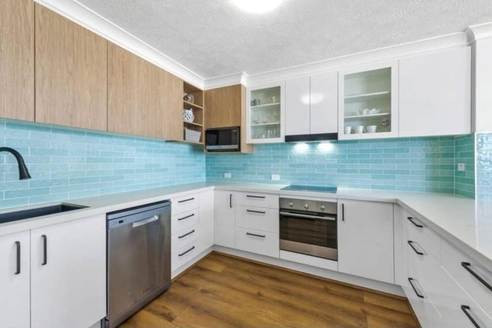 Spacious Ocean View Unit with Pool, Tennis & Beaches Apartment in Surfers Paradise