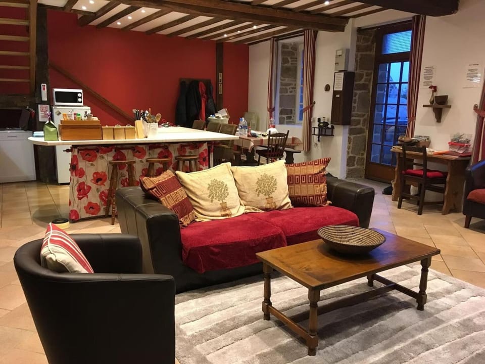 Kitchen or kitchenette, Living room, Seating area, Dining area