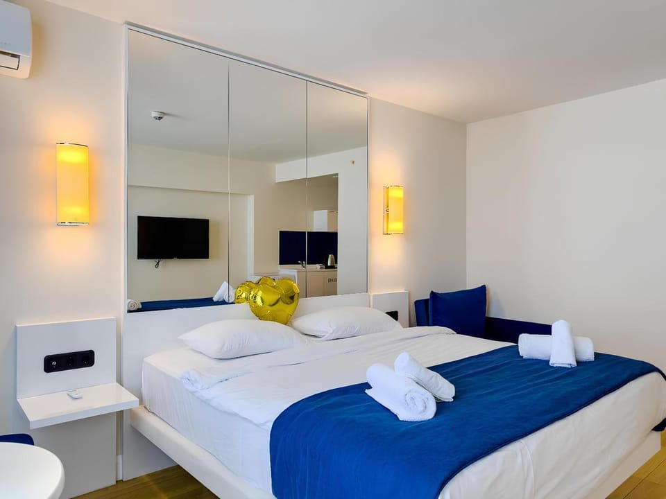Bed, TV and multimedia, Photo of the whole room, Bedroom, towels, air conditioner