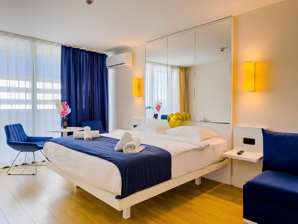 Bed, Living room, Photo of the whole room, Seating area, Bedroom, towels