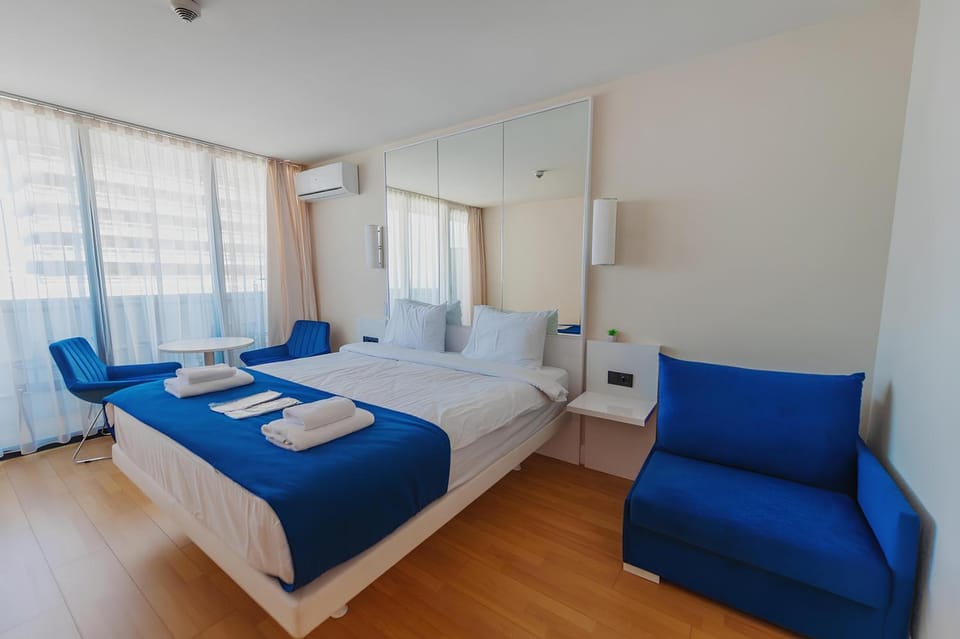 Bed, Living room, Photo of the whole room, Seating area, Bedroom, towels, air conditioner