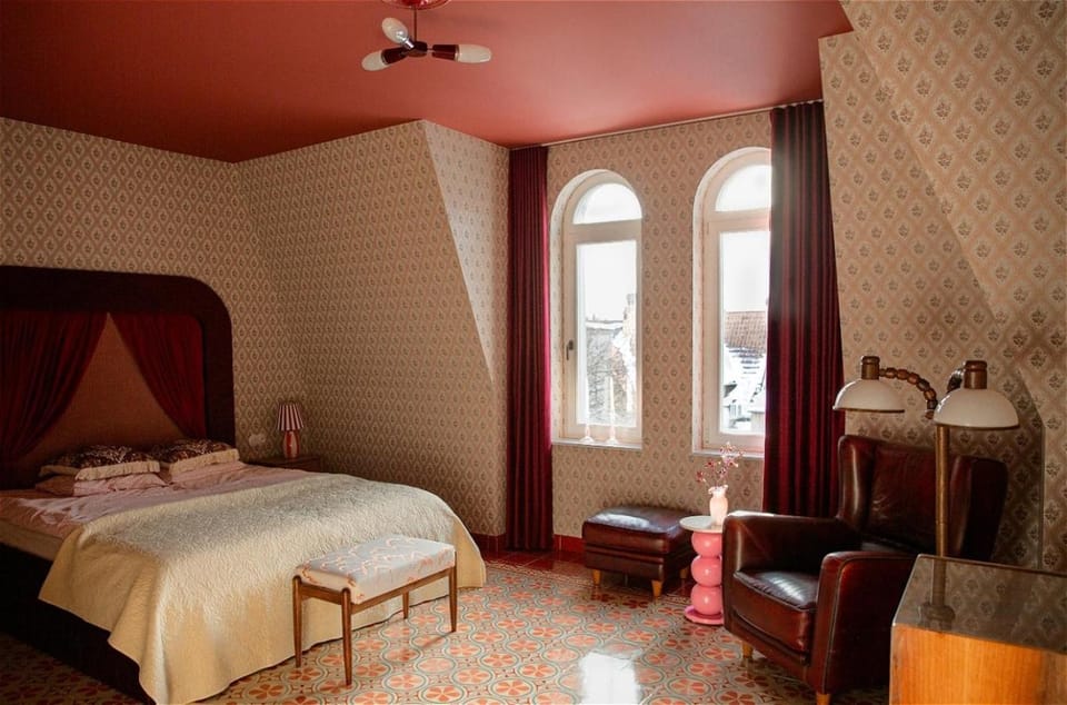 Bed, Photo of the whole room, Seating area, Bedroom