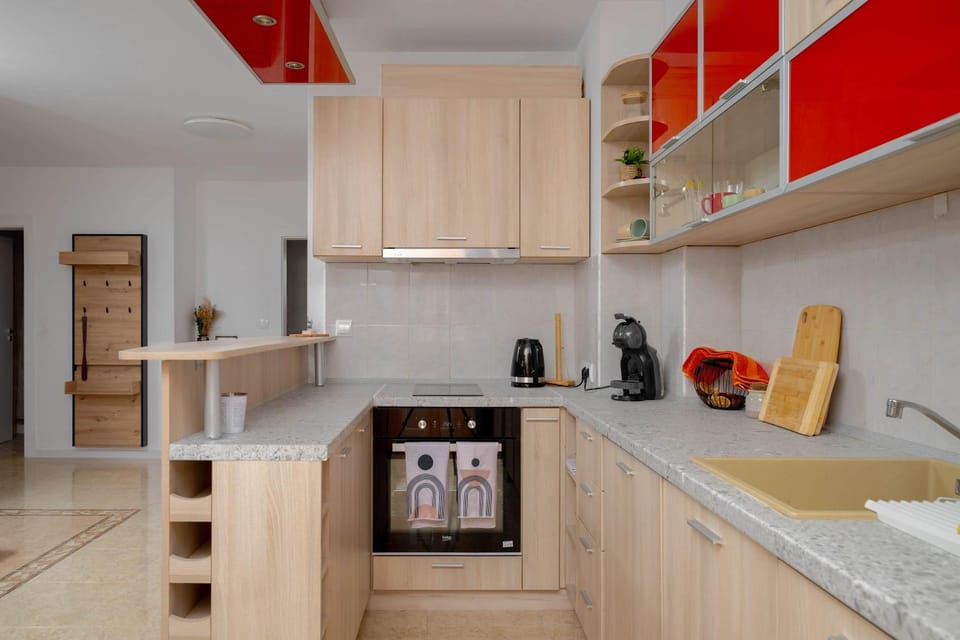 Coffee/tea facilities, Kitchen or kitchenette, oven, stove