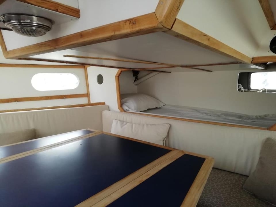 Séjour insolite sur un voilier à Anglet Docked boat in Anglet