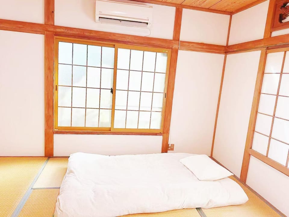 Bed, Photo of the whole room, Bedroom, air conditioner