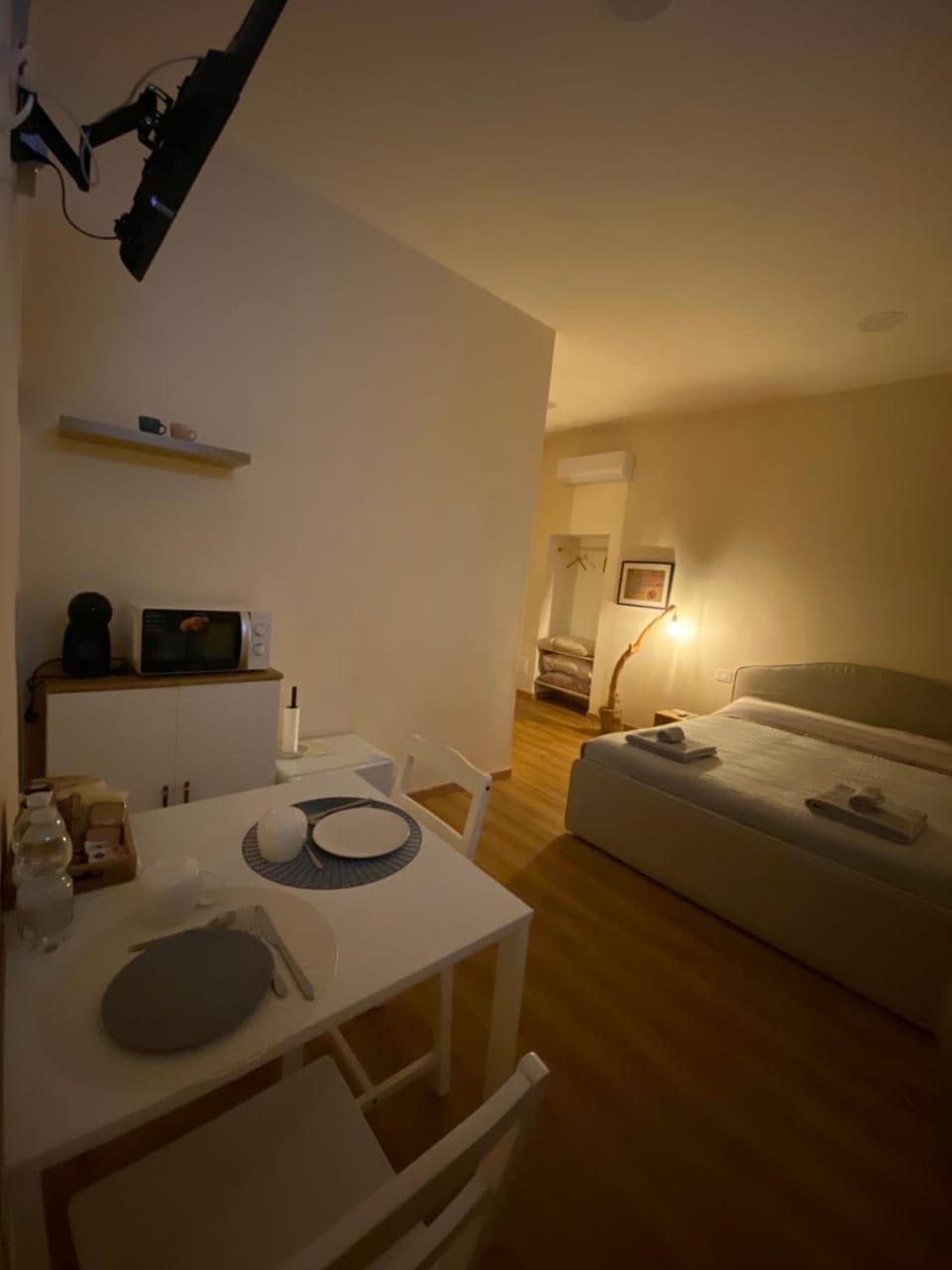 Bed, TV and multimedia, Photo of the whole room, Bedroom