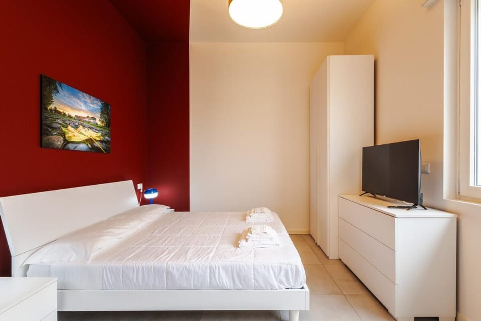Bed, TV and multimedia, Photo of the whole room, Bedroom, wardrobe