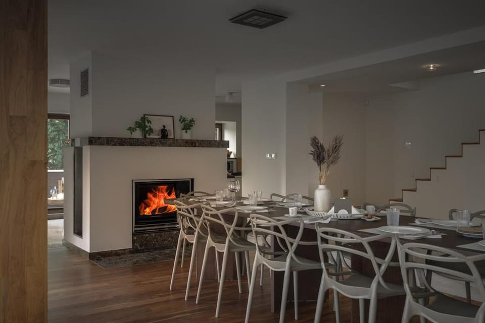 Dining area, fireplace