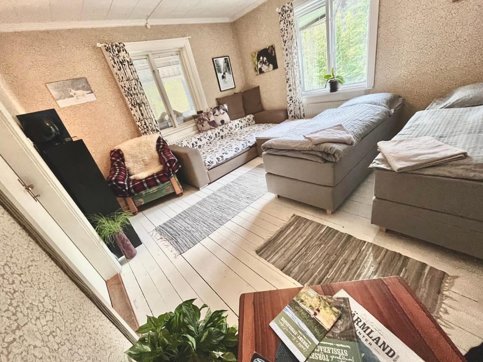 Bed, Seating area, Bedroom