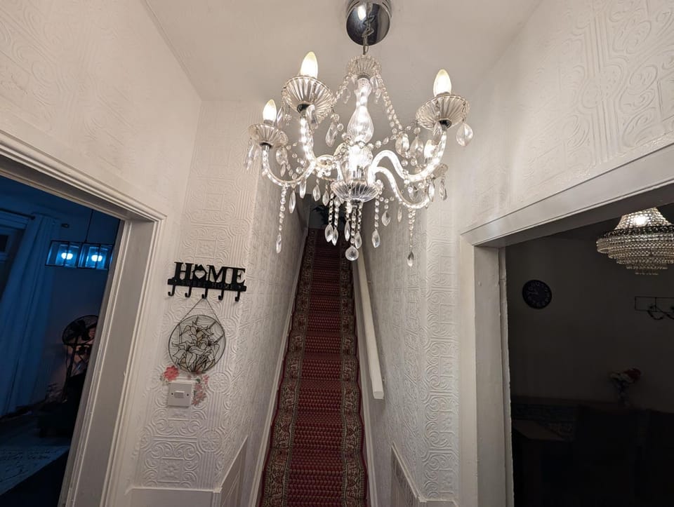 3 Large bedrooms sleeps 5 free WiFi with 5 cozy beds on site parking in Scunthorpe Apartment in Scunthorpe
