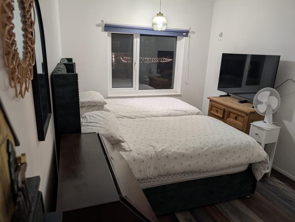 3 Large bedrooms sleeps 5 free WiFi with 5 cozy beds on site parking in Scunthorpe Apartment in Scunthorpe