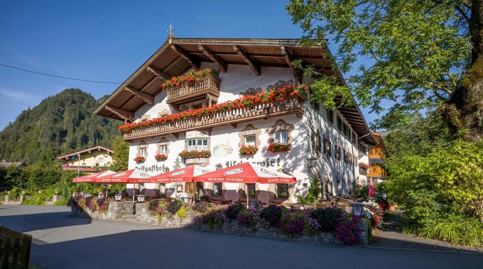 Restaurant/places to eat, Facade/entrance, Balcony/Terrace