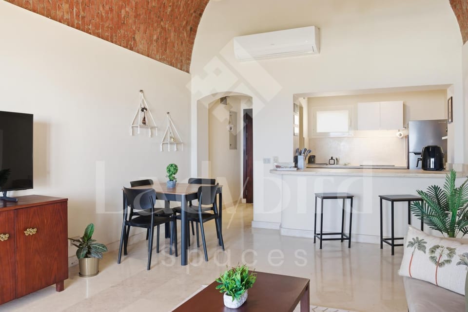 Dining area, kitchen