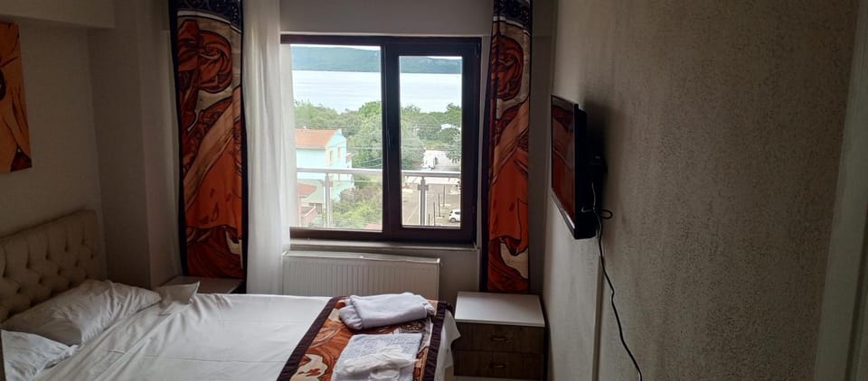 Bed, TV and multimedia, Bedroom
