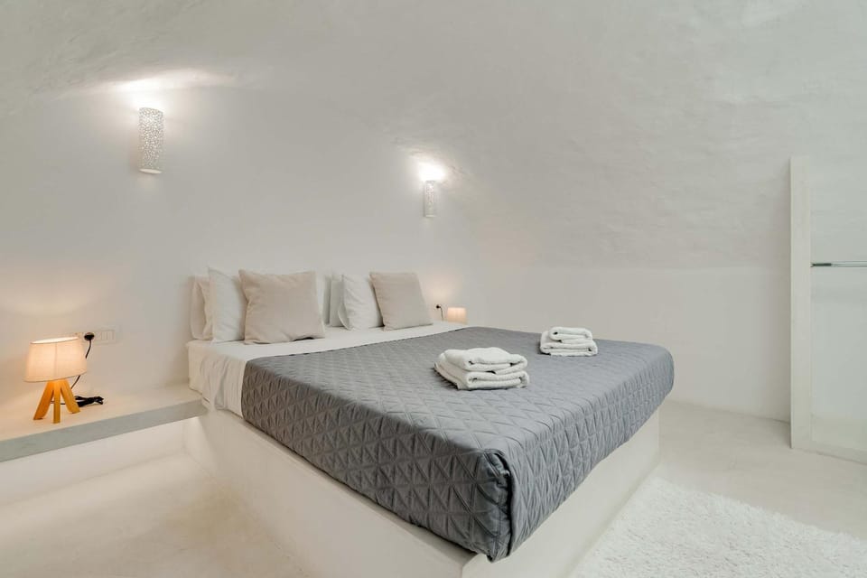 Authentic White 2Bd Flat Home in Emporio Santorini Apartment in Santorini