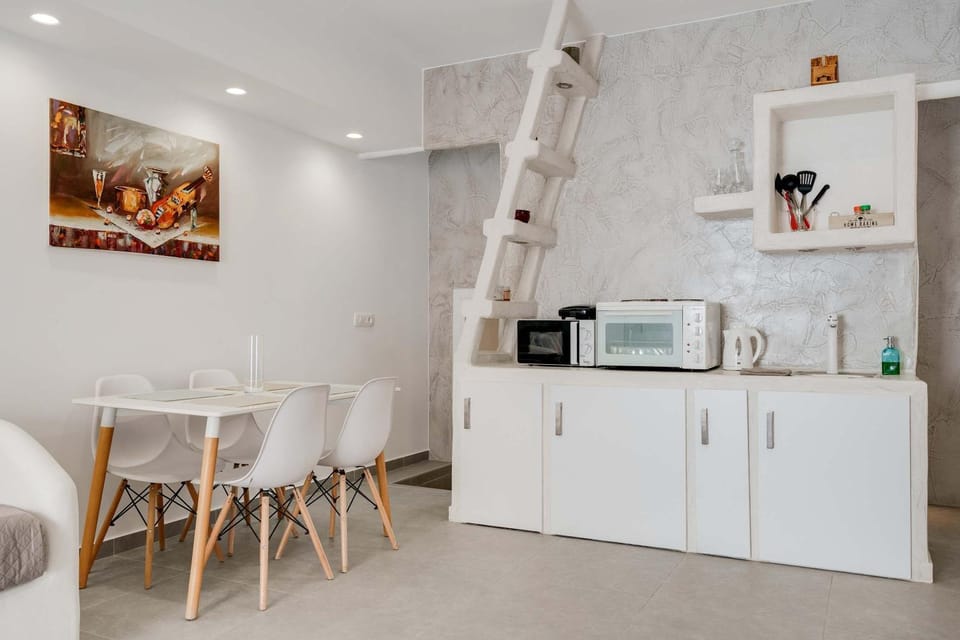 Authentic White 2Bd Flat Home in Emporio Santorini Apartment in Santorini