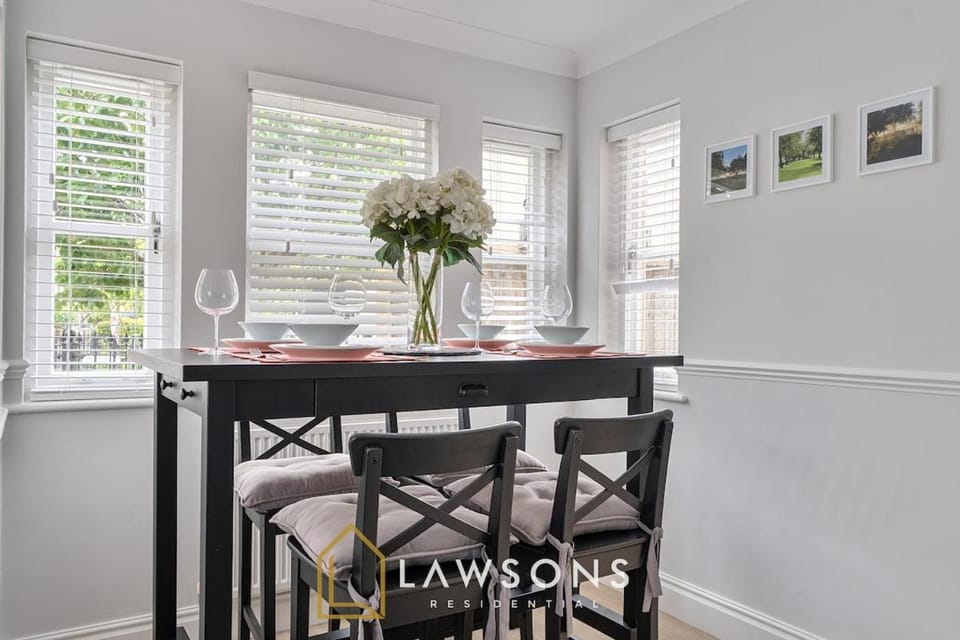 Stylish Windsor Stay, Steps from The Long Walk Apartment in Windsor