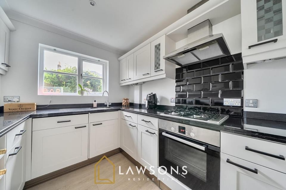 Stylish Windsor Stay, Steps from The Long Walk Apartment in Windsor