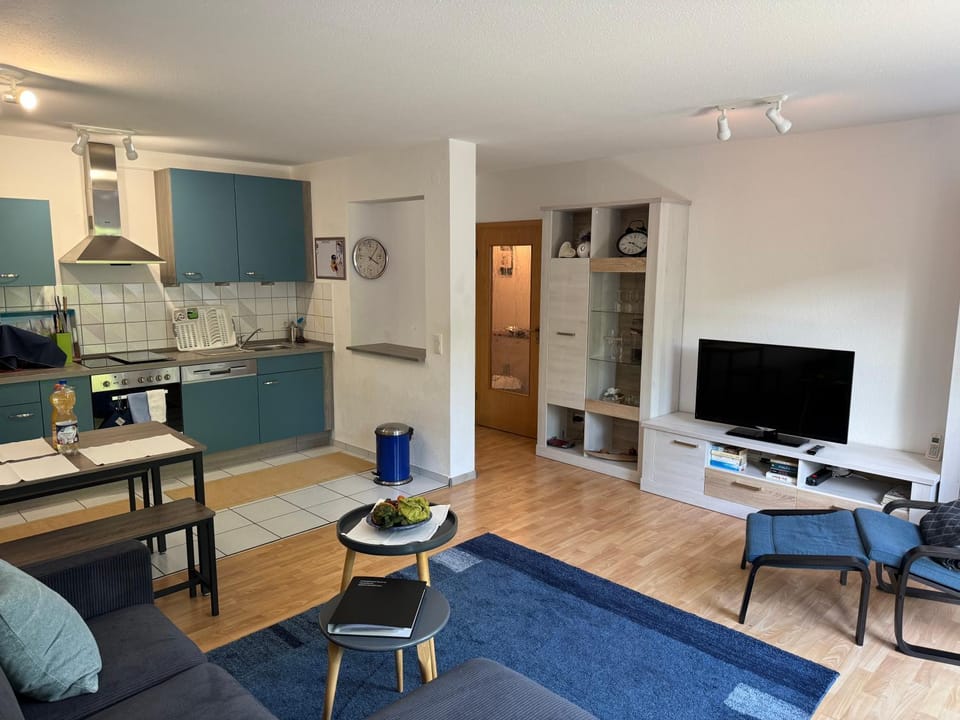 TV and multimedia, Kitchen or kitchenette, Living room, Seating area, Dining area, stove