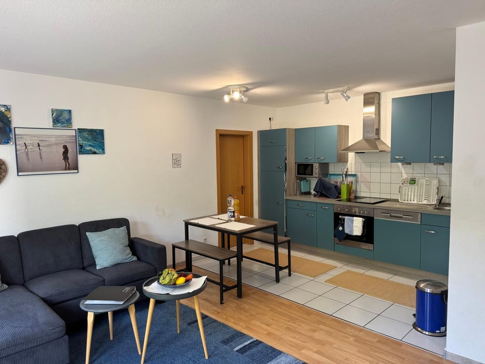 Coffee/tea facilities, Kitchen or kitchenette, Living room, Seating area, Dining area, stove