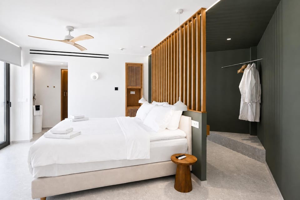 Bed, Photo of the whole room, Bedroom, towels, wardrobe, air conditioner
