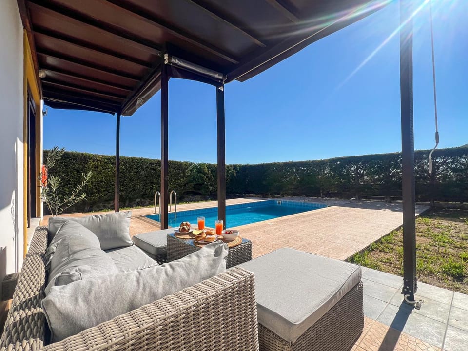 Day, Natural landscape, Balcony/Terrace, Balcony/Terrace, Seating area, Swimming pool, sunbed