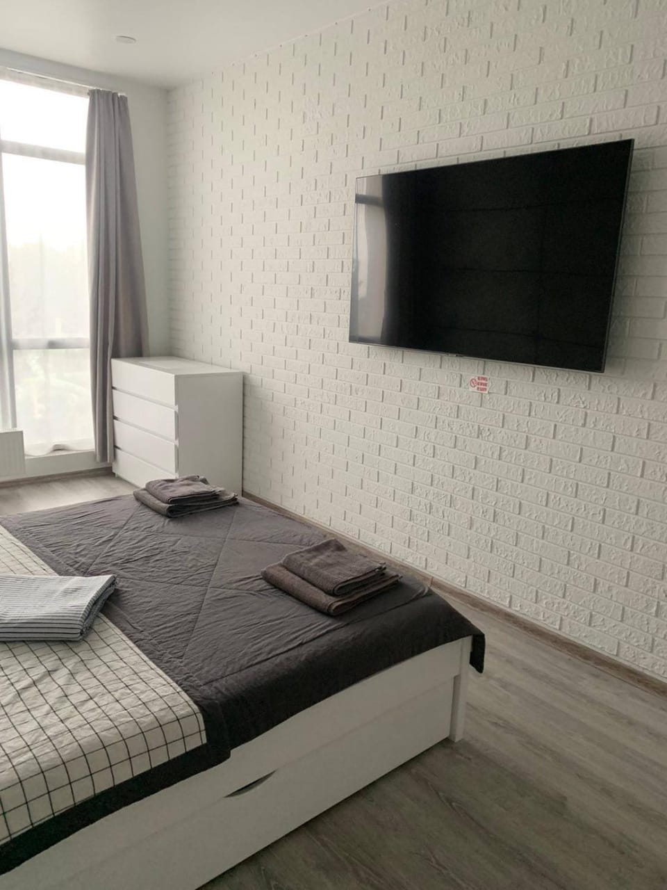 Bed, TV and multimedia, Photo of the whole room, Bedroom