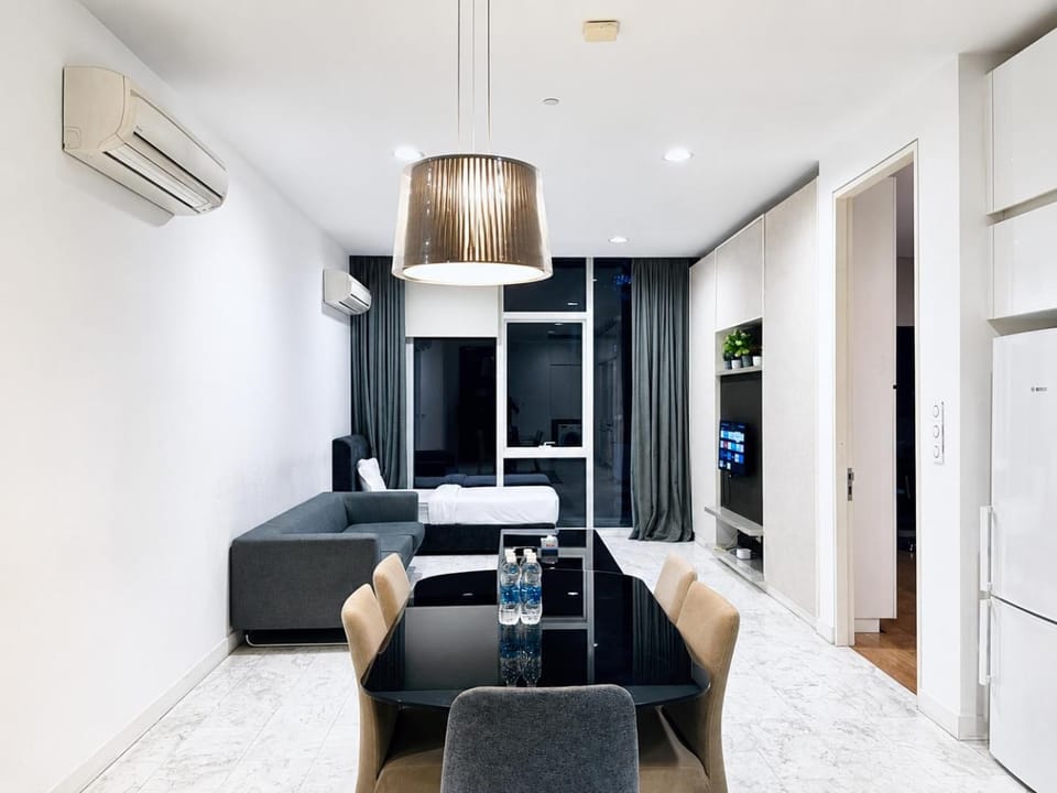 Bed, TV and multimedia, Living room, Photo of the whole room, Seating area, air conditioner