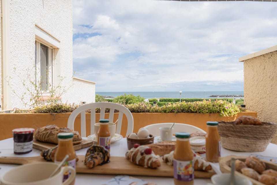 Seating area, Dining area, Sea view, Sea view, Breakfast