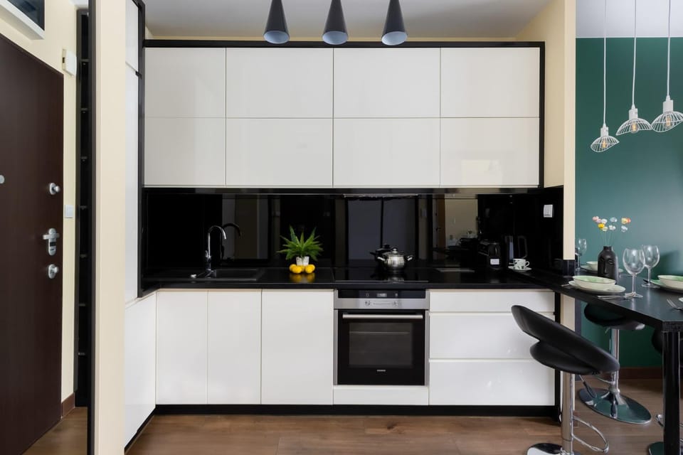 Kitchen or kitchenette, dishwasher, stove