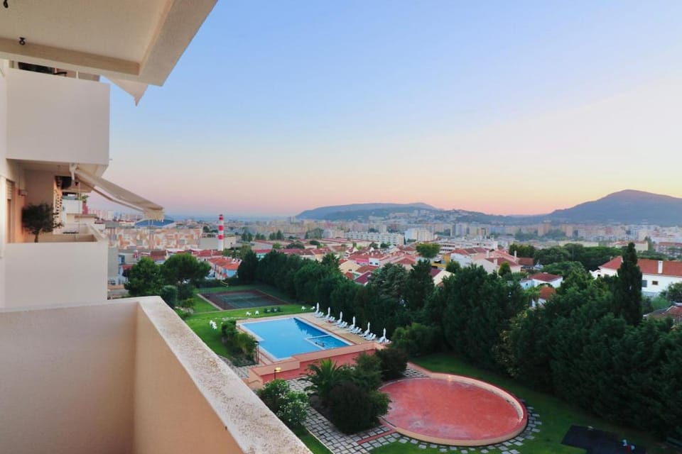 Mid-Century Luxury Condo w Setúbal Panoramic View Apartment in Palmela