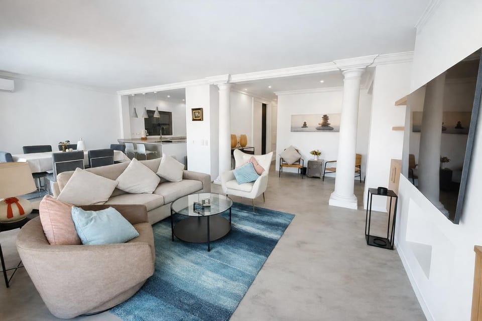 Communal lounge/ TV room, TV and multimedia, Living room, Seating area, Evening entertainment