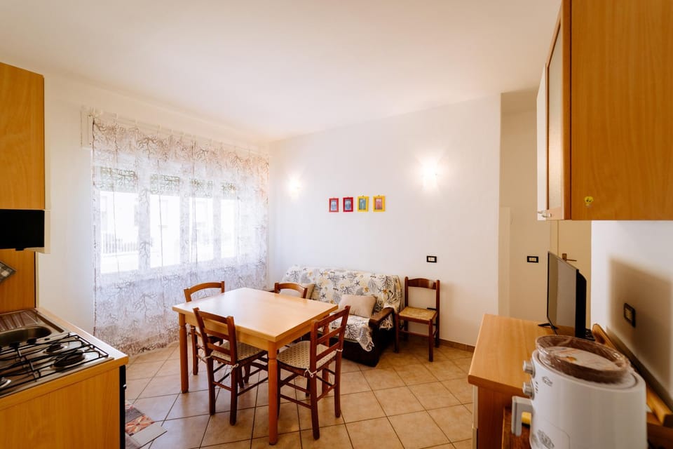 Kitchen or kitchenette, Living room, Seating area, Dining area, oven, pet friendly, stove