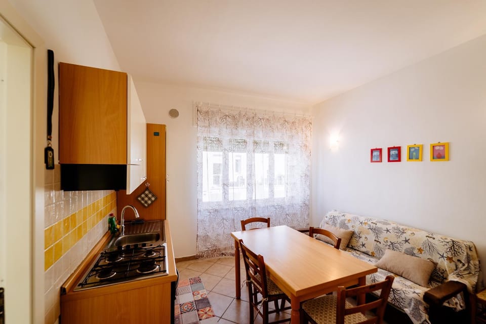 Kitchen or kitchenette, Living room, Seating area, Dining area, pet friendly, stove