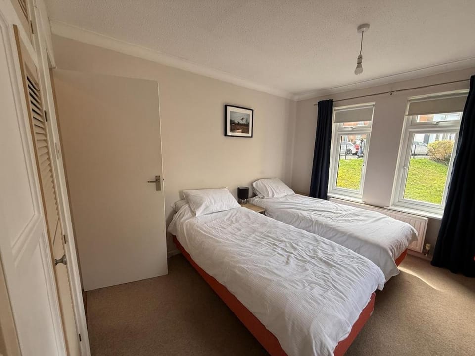 Light & Spacious Flat, Walk to Town & Parking Apartment in Winchester