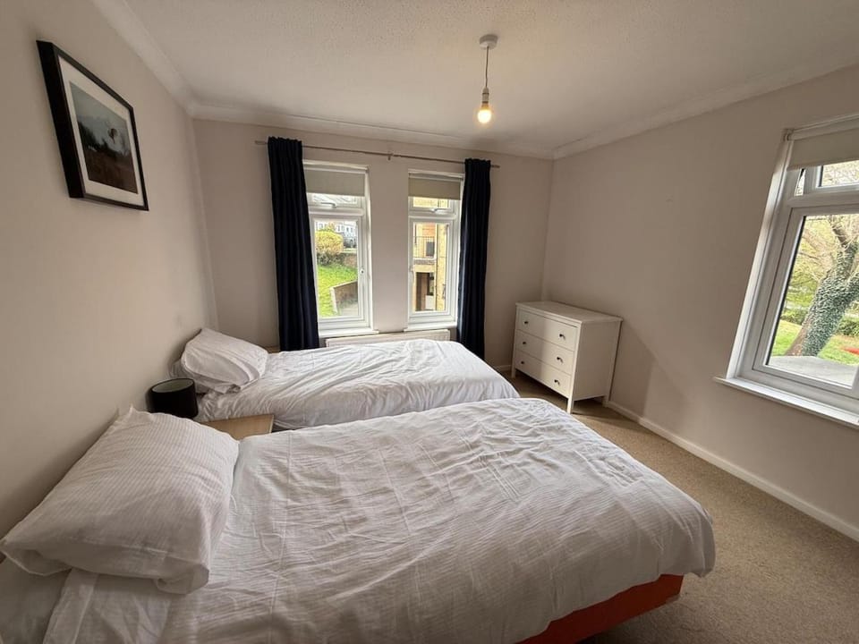 Light & Spacious Flat, Walk to Town & Parking Apartment in Winchester