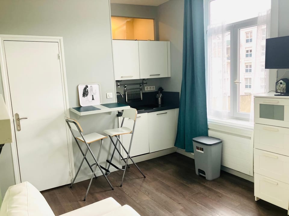 Kitchen or kitchenette, Dining area, oven, stove