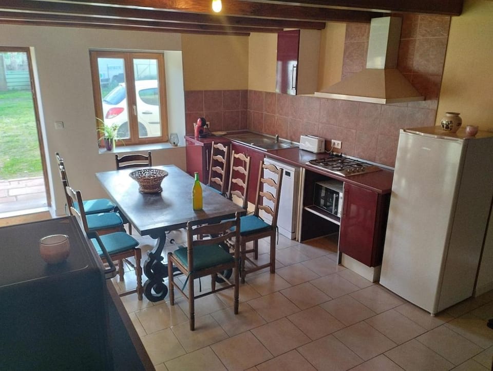 Kitchen or kitchenette, Dining area, dishwasher, minibar, oven, stove, toaster