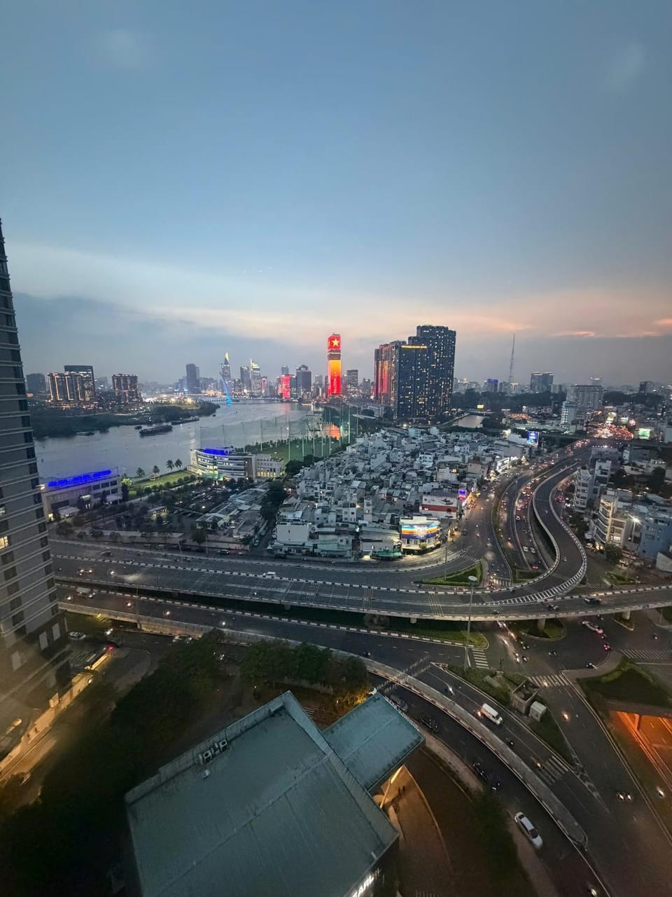 Sunset & Fireworks View - My home near River Ngoanbds Apartment in Ho Chi Minh City