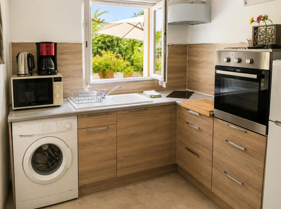 Coffee/tea facilities, Kitchen or kitchenette, oven, washing machine