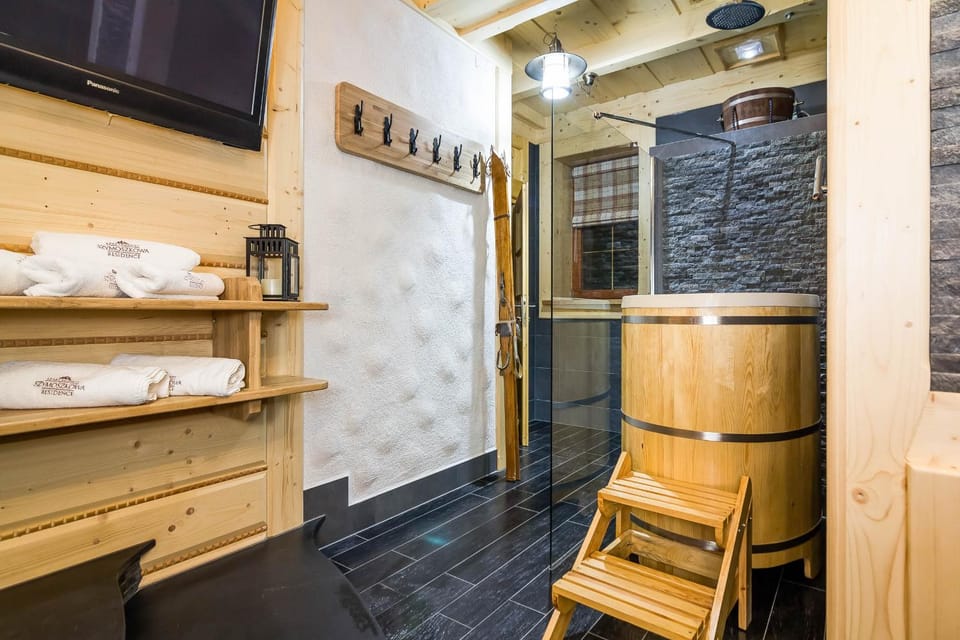 Hot Tub, Sauna