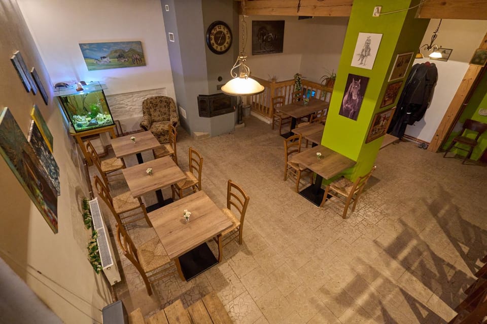 Restaurant/places to eat, Seating area, Dining area