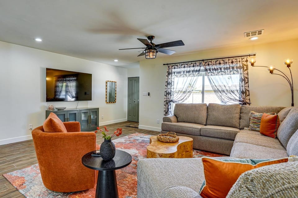 Backyard Oasis! Group Retreat Near Tempe Town Lake House in Tempe
