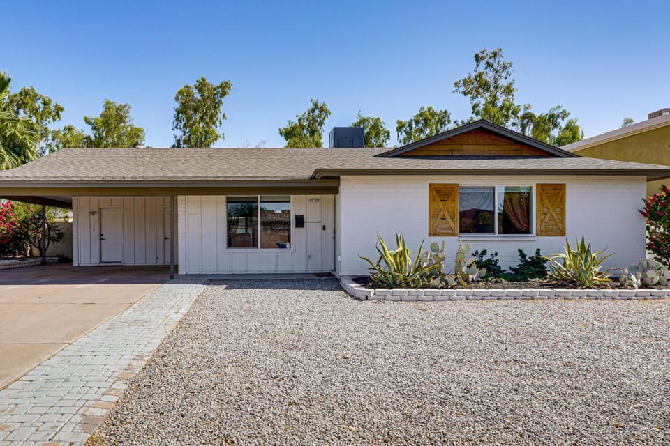 Backyard Oasis! Group Retreat Near Tempe Town Lake House in Tempe