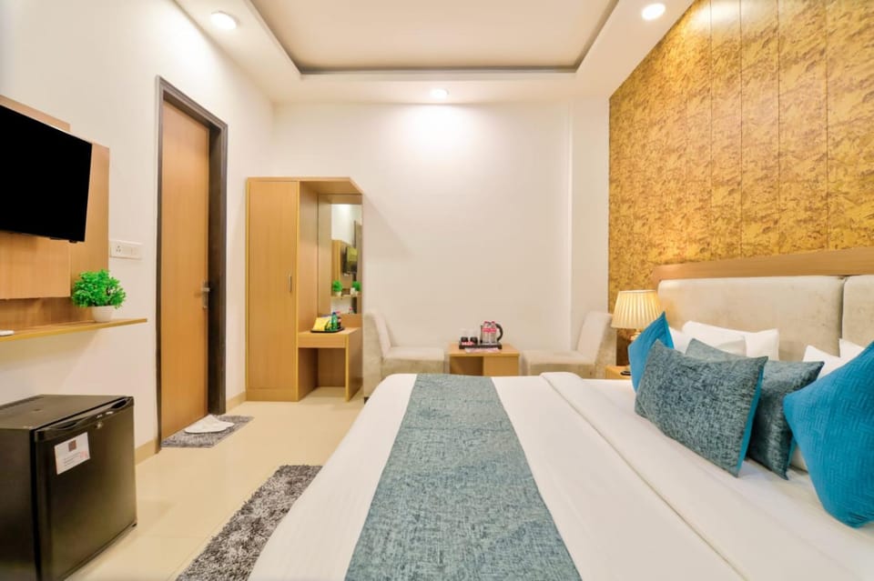 Bed, TV and multimedia, Living room, Photo of the whole room, Seating area, Bedroom, wardrobe