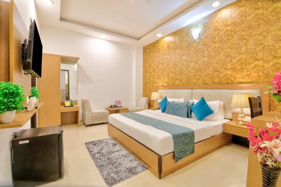 Communal lounge/ TV room, Bed, TV and multimedia, Living room, Photo of the whole room, Seating area, Evening entertainment, Bedroom