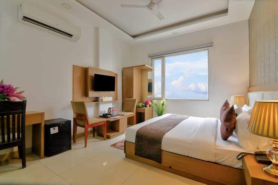 Communal lounge/ TV room, Bed, TV and multimedia, Living room, Photo of the whole room, Seating area, Evening entertainment, Bedroom, fireplace, air conditioner