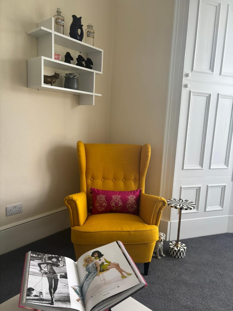 Living room, Decorative detail, Seating area